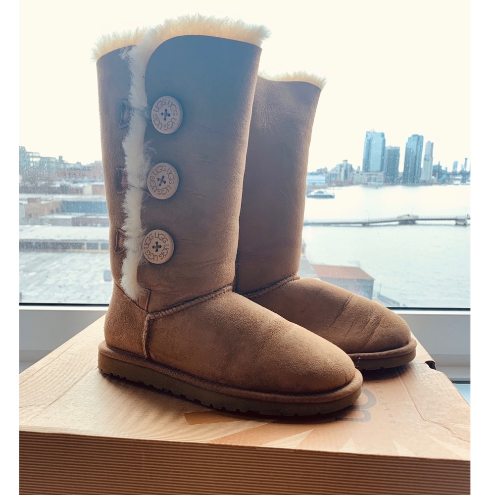 UGG Women's Bailey Button Triplet II (Chestnut)